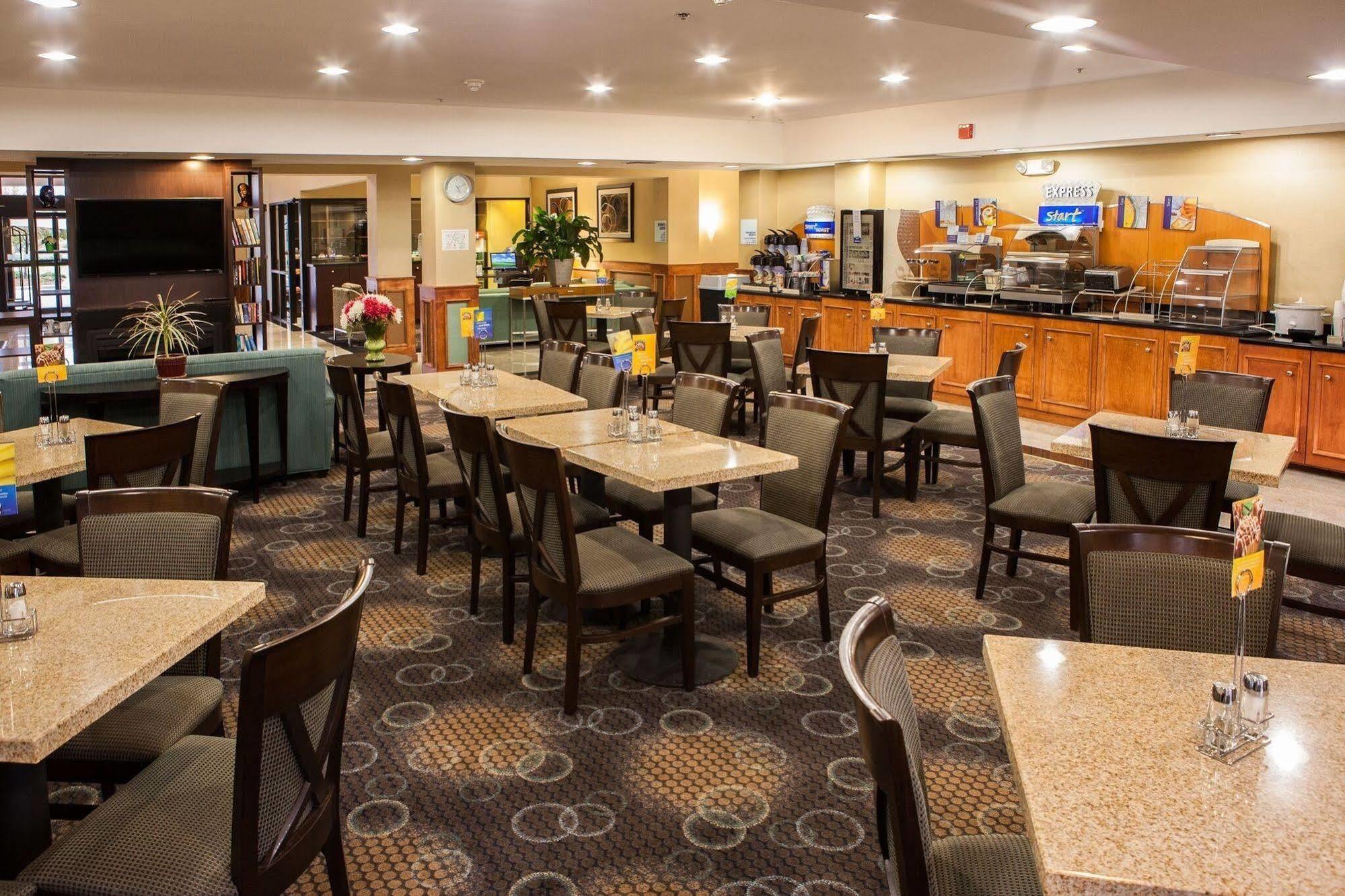 Holiday Inn Express Hotel & Suites Canton By Ihg Dış mekan fotoğraf
